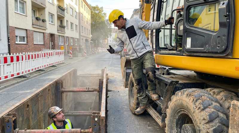 Tiefbau-Baugrube mit Verbausystem und Sicherheitsausstattung fuer Kanalbauarbeiten
