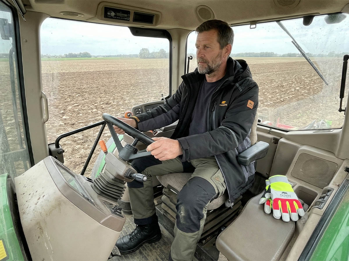 Boer Hauke Jansen tijdens veldwerk – professionele werkkleding voor de landbouw