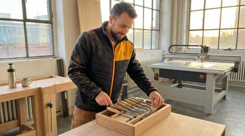 Schreiner-Arbeitskleidung und Werkzeugpflege in der Tischlerwerkstatt