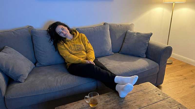 Elena sitzt auf dem Sofa