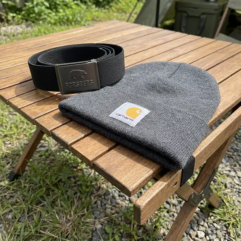 beanie, grau gestrickt, carhartt, gürtel, faltbarer tisch