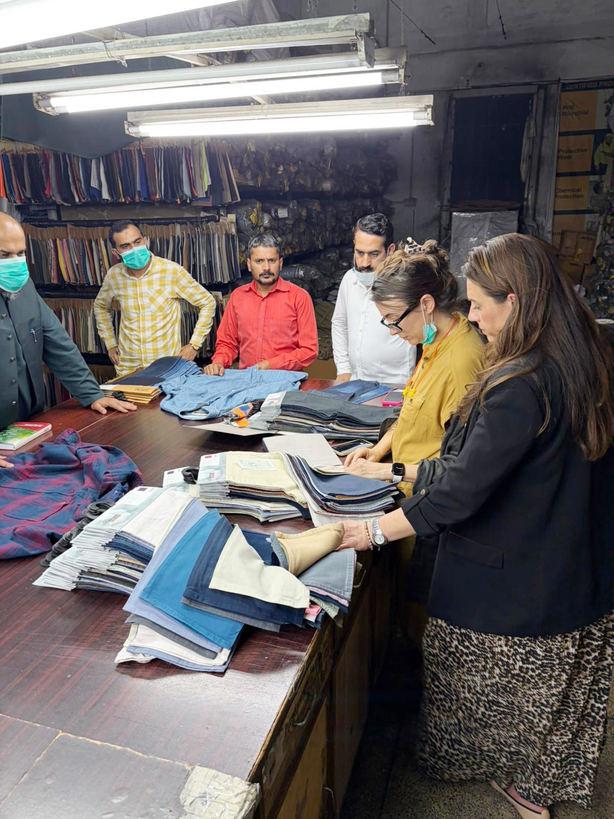 FORSBERG Designerin und Disponentin bei der Stoffprüfung in Lahore, Pakistan