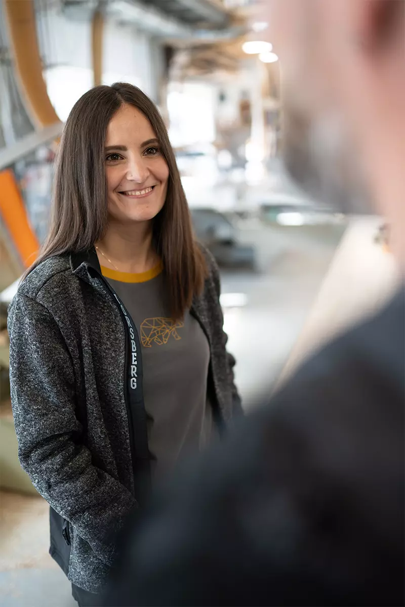 Person, Lächeln, Langer Ärmel, Erwachsener, Frau