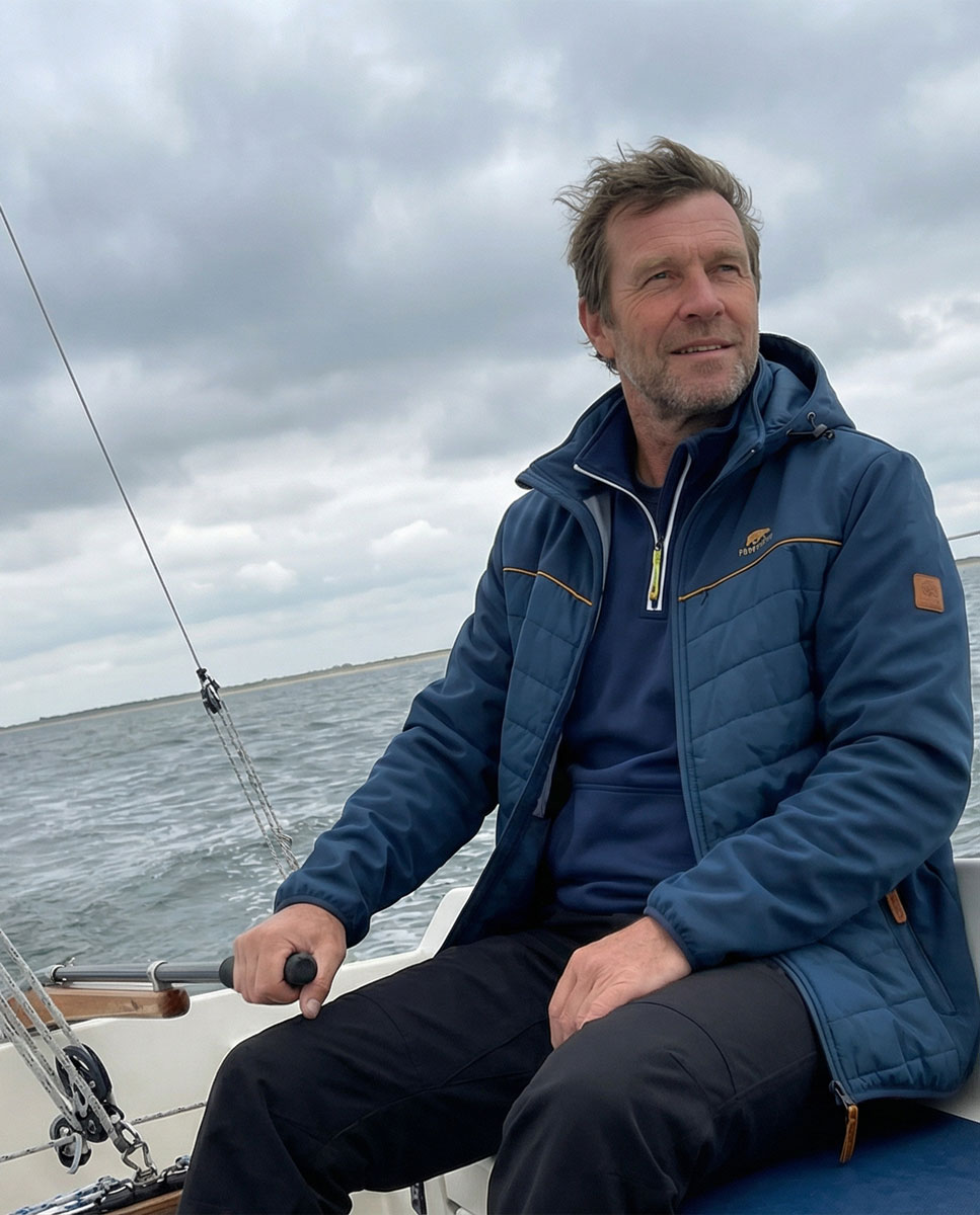 Boer tijdens stalwerk met robuuste werkkleding