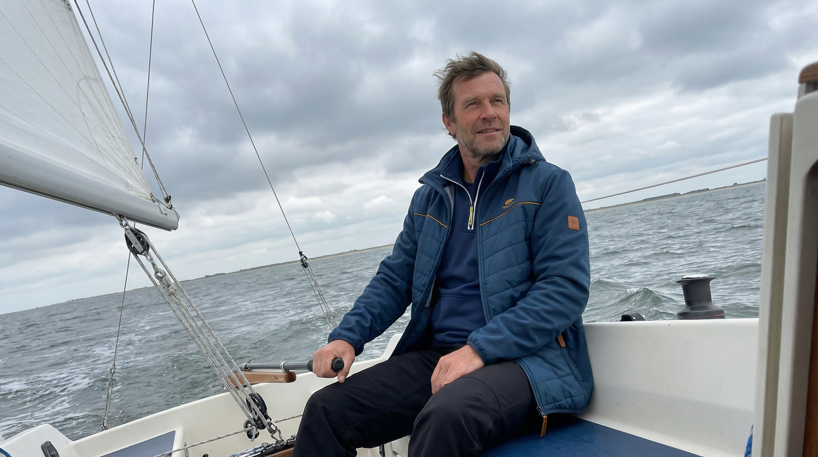 Landwirt bei der Stallarbeit mit robuster Arbeitskleidung