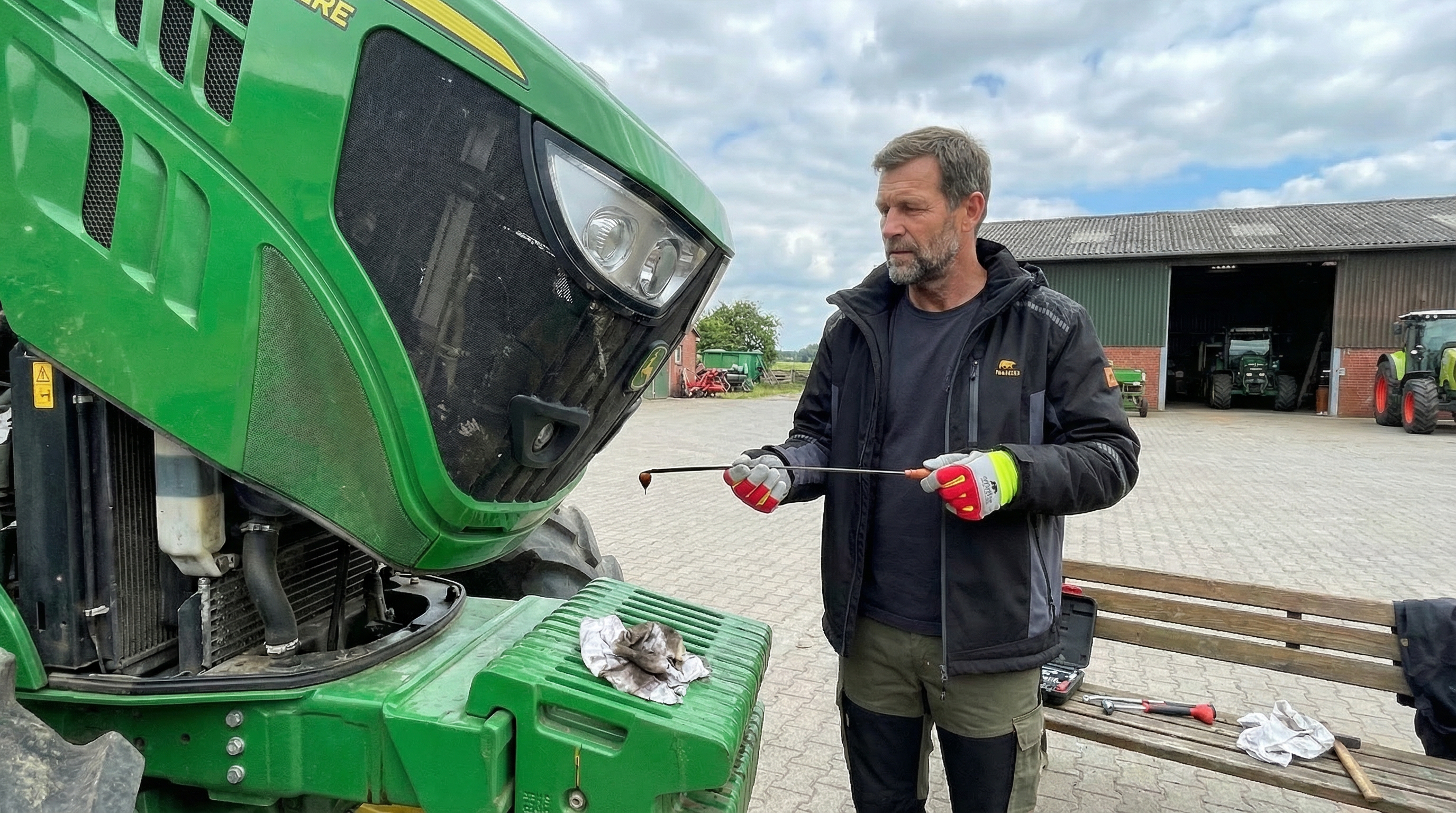 Landwirt bei der Getreideernte - Tipps fuer die Erntezeit in der Landwirtschaft