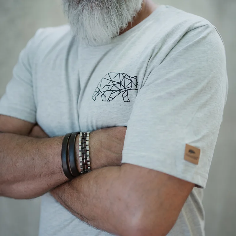 T-Shirt, Geometrischer Bär, hellgrau, Armreife, Baumwolle?, T-Shirt, Grau, Kurzarm, Geometrisches Tier, Brustlogo, T-Shirt, Grau, Geometrischer Bär, Kurzarm, Armbänder