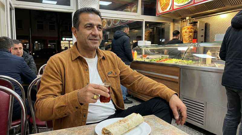 Ahmed Mansour na het werk – ontspanning en opladen na een dag grondwerk