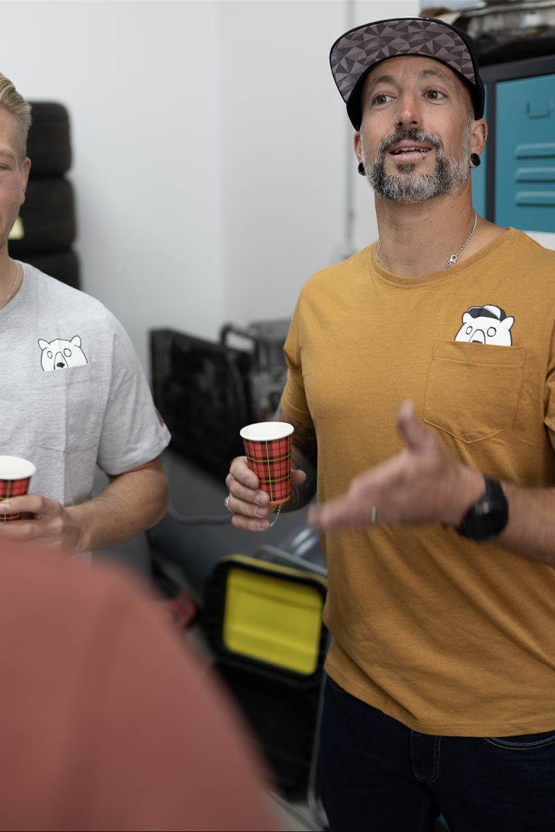 T-shirt, Finger, Person, Erwachsener, Mann