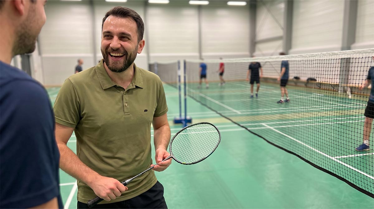 Tennis, Tennisracket, Grünes Polohemd, indoor court, Schuhe