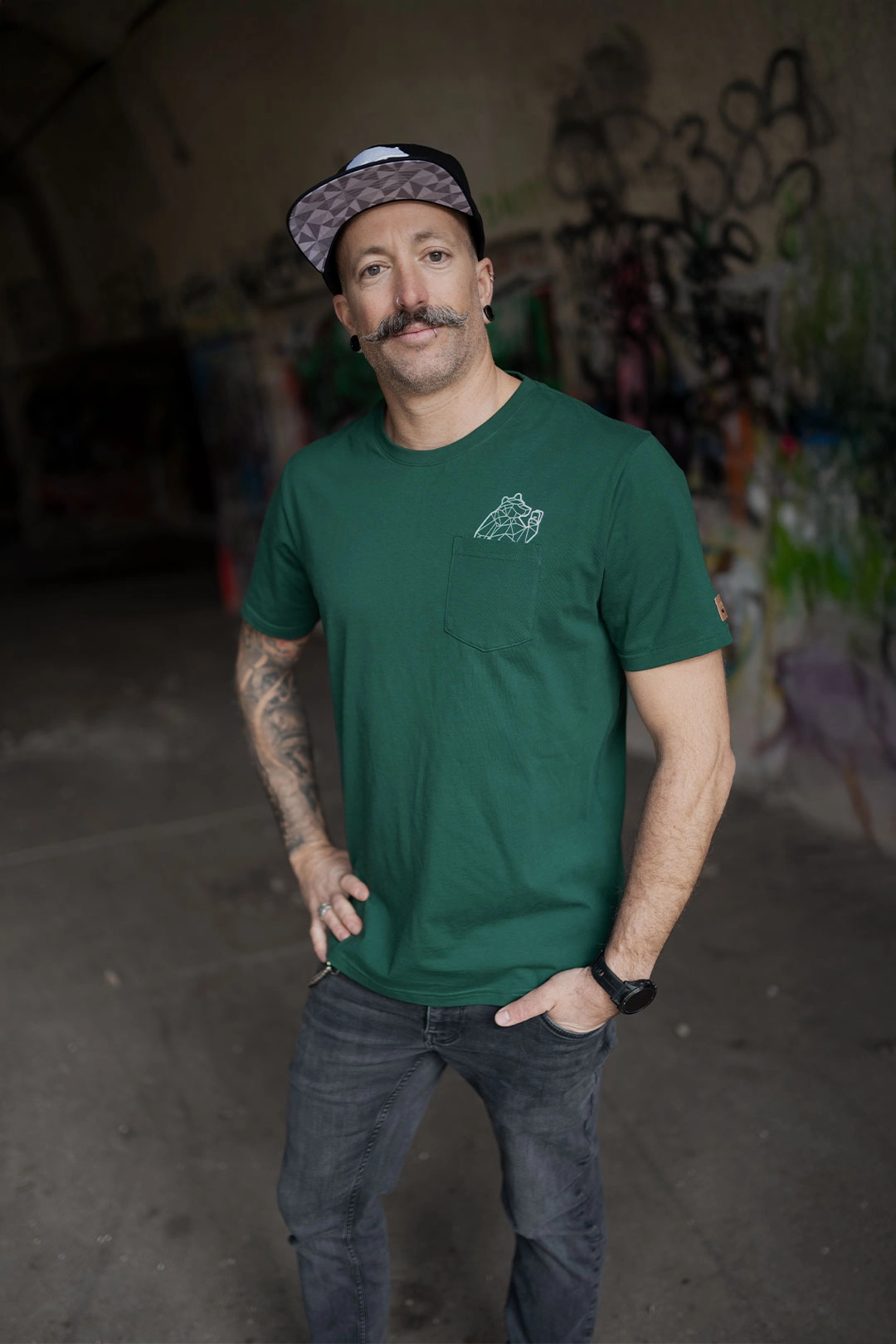 T-shirt, Ärmel, Person, Lächeln, Hosen