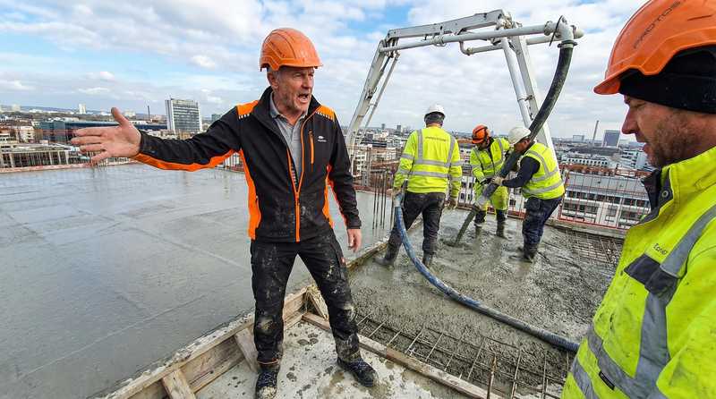 Sicherheitsausruestung auf der Hochbaustelle - PSA und Arbeitsschutz fuer Poliere und Facharbeiter