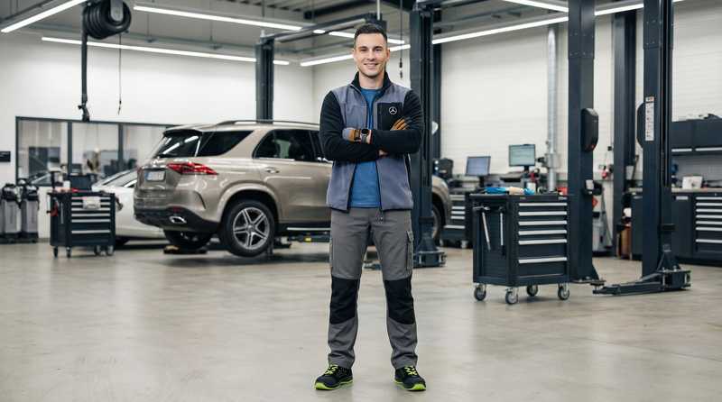 KFZ-Mechatroniker Luca Ricci - Portrait in professioneller Werkstattkleidung