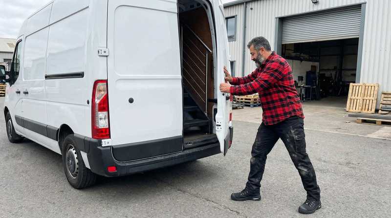 Kenan Demir bei Schweissarbeiten an einer Stahlkonstruktion in Koeln-Ehrenfeld