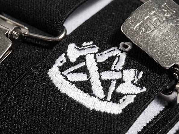 anker, Metallklemme, Zebrastreifen, schwarzer Stoff, weiße Stickerei
