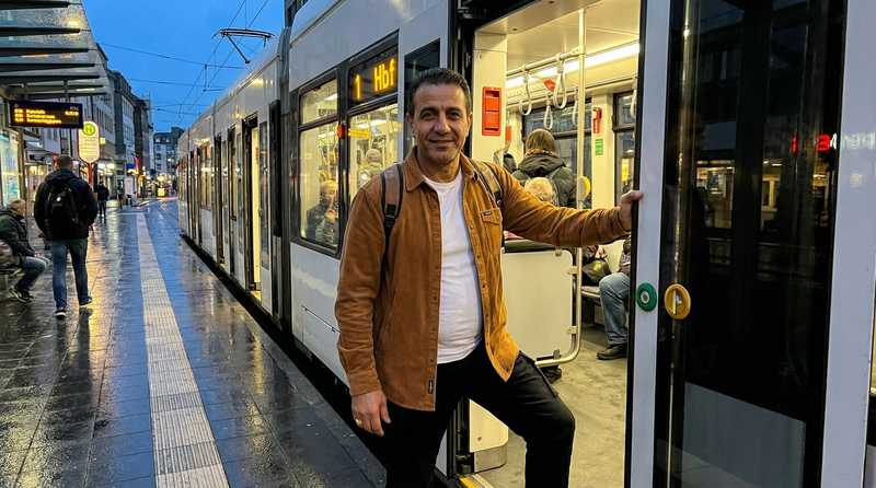 Ahmed Mansour ontspant na het werk – werk-privébalans van een grondwerkvoorman